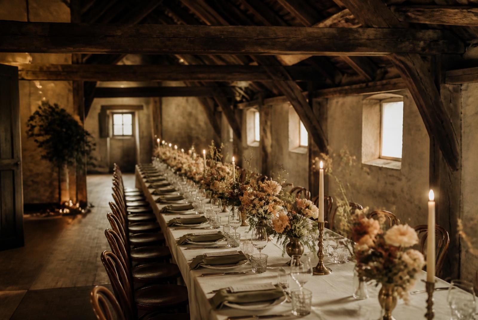 Hochzeitstafel im Dachraum des Pinzonerkellers, festlich gedeckt